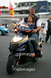 31.07.2004 Nürburg, Germany,  DTM, Saturday, Manuel Reuter (GER), OPC Team Holzer, Portrait, with a young girl on a scooter - DTM Season 2004 at Nürburgring (Deutsche Tourenwagen Masters)
