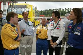 18.07.2004 Spa, Belgium, Sunday 18 July 2004, A meeting about what tyres are the best for today - SUPERFUND EURO 3000 Championship Rd 5, Spa Francorchamps, Belgium, BEL - SUPERFUND COPYRIGHT FREE editorial use only