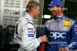 17.09.2005 Klettwitz, Germany,  Mika Häkkinen (FIN), Sport Edition AMG-Mercedes, Portrait (left), chatting with Manuel Reuter (GER), Opel Performance Center, Portrait (right) - DTM 2005 at Lausitzring (Deutsche Tourenwagen Masters)