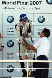 25.11.2007 Valencia, Spain, Sunday, Podium, WINNER Philipp Eng (AUT), Mücke Motorsport, Dr. Mario Theissen (GER), BMW Motorsport Director  - Formula BMW World Final 2007, 22nd - 26th November, Circuit de la Comunitat Valenciana Ricardo Tormo - For further information please register at www.formulabmw-images.com - This image is free for editorial use only. Please use for Copyright/Credit: c BMW AG