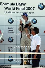 25.11.2007 Valencia, Spain, Sunday, Podium, WINNER Philipp Eng (AUT), Mücke Motorsport, Dr. Mario Theissen (GER), BMW Motorsport Director  - Formula BMW World Final 2007, 22nd - 26th November, Circuit de la Comunitat Valenciana Ricardo Tormo - For further information please register at www.formulabmw-images.com - This image is free for editorial use only. Please use for Copyright/Credit: c BMW AG