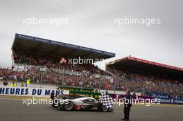 06.-12.06.2011 Le Mans, France, Race, #2 Audi Sport Team Joest Audi R18 TDI: Marcel Faessler, Andre Lotterer, Benoit Treluyer takes the checkered flag - 24 Hour of Le Mans 2011