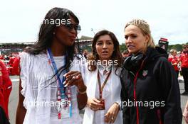Naomi Campbell (GBR) (Left) and Fabiana Flosi (BRA) (Centre) on the grid. 06.07.2014. Formula 1 World Championship, Rd 9, British Grand Prix, Silverstone, England, Race Day.