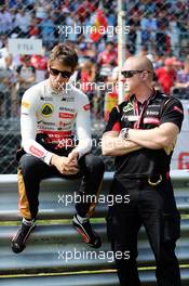 (L to R): Romain Grosjean (FRA) Lotus F1 Team on the grid with David Thompson (GBR) Lotus F1 Team Physio and Trainer. 07.09.2014. Formula 1 World Championship, Rd 13, Italian Grand Prix, Monza, Italy, Race Day.