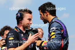 (L to R): Simon Rennie (GBR) Red Bull Racing Race Engineer with Daniel Ricciardo (AUS) Red Bull Racing on the grid. 07.09.2014. Formula 1 World Championship, Rd 13, Italian Grand Prix, Monza, Italy, Race Day.