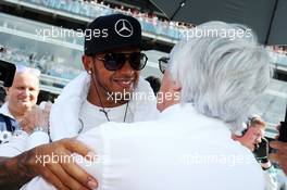 (L to R): Lewis Hamilton (GBR) Mercedes AMG F1 with Bernie Ecclestone (GBR) on the grid. 07.09.2014. Formula 1 World Championship, Rd 13, Italian Grand Prix, Monza, Italy, Race Day.