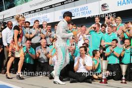 Race winner Lewis Hamilton (GBR) Mercedes AMG F1 celebrates with his step mother Linda Hamilton, father Anthony Hamilton (GBR) and the team. 07.09.2014. Formula 1 World Championship, Rd 13, Italian Grand Prix, Monza, Italy, Race Day.