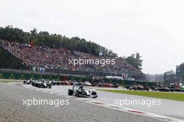 Nico Rosberg (GER) Mercedes AMG F1 W05 leads at the start of the race. 07.09.2014. Formula 1 World Championship, Rd 13, Italian Grand Prix, Monza, Italy, Race Day.