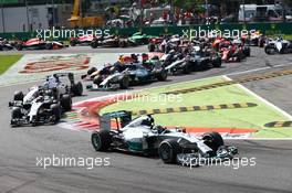 Nico Rosberg (GER) Mercedes AMG F1 W05 leads at the start of the race. 07.09.2014. Formula 1 World Championship, Rd 13, Italian Grand Prix, Monza, Italy, Race Day.