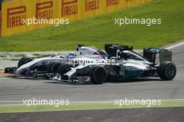 (L to R): Felipe Massa (BRA) Williams FW36 and Lewis Hamilton (GBR) Mercedes AMG F1 W05 battle for position. 07.09.2014. Formula 1 World Championship, Rd 13, Italian Grand Prix, Monza, Italy, Race Day.