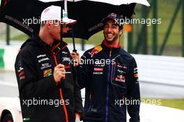(L to R): Nico Hulkenberg (GER) Sahara Force India F1 and Daniel Ricciardo (AUS) Red Bull Racing on the drivers parade. 05.10.2014. Formula 1 World Championship, Rd 15, Japanese Grand Prix, Suzuka, Japan, Race Day.