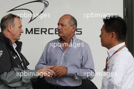 (L to R): Jonathan Neale (GBR) McLaren Chief Operating Officer with Ron Dennis (GBR) McLaren Executive Chairman and Yasuhisa Arai (JPN) Honda Motorsport Chief Officer. 05.10.2014. Formula 1 World Championship, Rd 15, Japanese Grand Prix, Suzuka, Japan, Race Day.