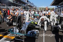 Lewis Hamilton (GBR) Mercedes AMG F1 W05 on the grid. 12.10.2014. Formula 1 World Championship, Rd 16, Russian Grand Prix, Sochi Autodrom, Sochi, Russia, Race Day.
