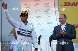 Lewis Hamilton (GBR) Mercedes AMG F1 with Vladimir Putin (RUS) Russian Federation President. 12.10.2014. Formula 1 World Championship, Rd 16, Russian Grand Prix, Sochi Autodrom, Sochi, Russia, Race Day.