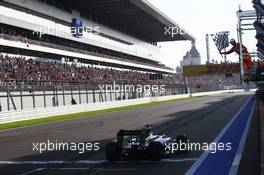 Lewis Hamilton (GBR) Mercedes AMG F1 takes the chequered flag. 12.10.2014. Formula 1 World Championship, Rd 16, Russian Grand Prix, Sochi Autodrom, Sochi, Russia, Race Day.