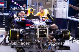 Red Bull Racing mechanics work on the Red Bull Racing RB10 of Sebastian Vettel (GER) Red Bull Racing in the second practice session. 19.09.2014. Formula 1 World Championship, Rd 14, Singapore Grand Prix, Singapore, Singapore, Practice Day.
