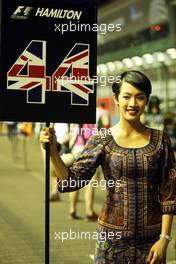 Grid girl on the grid. 21.09.2014. Formula 1 World Championship, Rd 14, Singapore Grand Prix, Singapore, Singapore, Race Day.