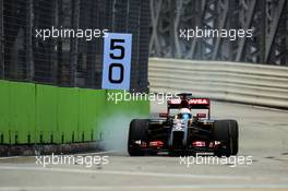 Romain Grosjean (FRA) Lotus F1 E22 locks up under braking. 20.09.2014. Formula 1 World Championship, Rd 14, Singapore Grand Prix, Singapore, Singapore, Qualifying Day.
