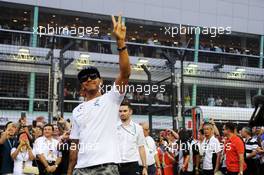 Lewis Hamilton (GBR) Mercedes AMG F1 on the drivers parade. 21.09.2014. Formula 1 World Championship, Rd 14, Singapore Grand Prix, Singapore, Singapore, Race Day.