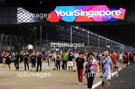 Fans walk the circuit. 18.09.2014. Formula 1 World Championship, Rd 14, Singapore Grand Prix, Singapore, Singapore, Preparation Day.