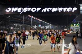 Fans walk the circuit. 18.09.2014. Formula 1 World Championship, Rd 14, Singapore Grand Prix, Singapore, Singapore, Preparation Day.
