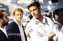 (L to R): HRH Prince Harry (GBR) on the pit gantry with Toto Wolff (GER) Mercedes AMG F1 Shareholder and Executive Director. 23.11.2014. Formula 1 World Championship, Rd 19, Abu Dhabi Grand Prix, Yas Marina Circuit, Abu Dhabi, Race Day.