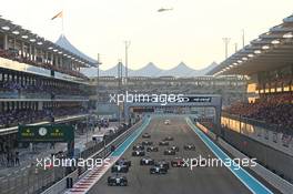 Lewis Hamilton (GBR) Mercedes AMG F1 W05 leads at the start of the race. 23.11.2014. Formula 1 World Championship, Rd 19, Abu Dhabi Grand Prix, Yas Marina Circuit, Abu Dhabi, Race Day.