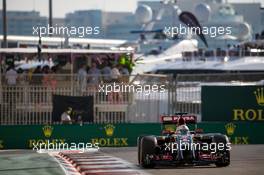 Romain Grosjean (FRA) Lotus F1 E22. 22.11.2014. Formula 1 World Championship, Rd 19, Abu Dhabi Grand Prix, Yas Marina Circuit, Abu Dhabi, Qualifying Day.