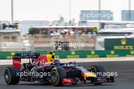 Daniel Ricciardo (AUS) Red Bull Racing RB10. 22.11.2014. Formula 1 World Championship, Rd 19, Abu Dhabi Grand Prix, Yas Marina Circuit, Abu Dhabi, Qualifying Day.