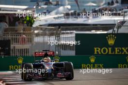 Jean-Eric Vergne (FRA) Scuderia Toro Rosso STR9. 22.11.2014. Formula 1 World Championship, Rd 19, Abu Dhabi Grand Prix, Yas Marina Circuit, Abu Dhabi, Qualifying Day.