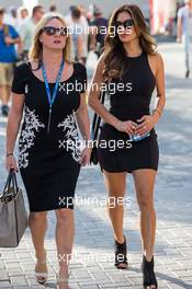 Linda Hamilton and Nicole Scherzinger (USA) Singer, step mother and girlfriend of Lewis Hamilton (GBR) Mercedes AMG F1. 23.11.2014. Formula 1 World Championship, Rd 19, Abu Dhabi Grand Prix, Yas Marina Circuit, Abu Dhabi, Race Day.
