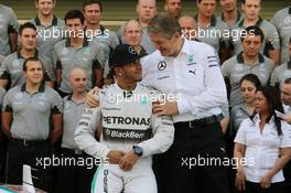 Lewis Hamilton (GBR) Mercedes AMG F1 with Thomas Weber (GER) Member of the Board of Management of Daimler AG, at a team photograph. 23.11.2014. Formula 1 World Championship, Rd 19, Abu Dhabi Grand Prix, Yas Marina Circuit, Abu Dhabi, Race Day.