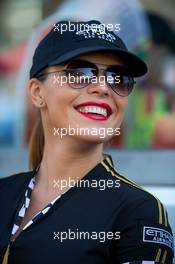 Grid girl. 23.11.2014. Formula 1 World Championship, Rd 19, Abu Dhabi Grand Prix, Yas Marina Circuit, Abu Dhabi, Race Day.