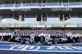 (L to R): Lewis Hamilton (GBR) Mercedes AMG F1 and team mate Nico Rosberg (GER) Mercedes AMG F1 at a team photograph. 23.11.2014. Formula 1 World Championship, Rd 19, Abu Dhabi Grand Prix, Yas Marina Circuit, Abu Dhabi, Race Day.