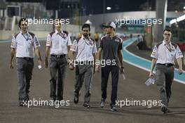 Esteban Gutierrez (MEX) Sauber walks the circuit with the team. 20.11.2014. Formula 1 World Championship, Rd 19, Abu Dhabi Grand Prix, Yas Marina Circuit, Abu Dhabi, Preparation Day.