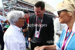 (L to R): Bernie Ecclestone (GBR) with  Keanu Reeves (USA) Actor and Pamela Anderson (USA) Actress on the grid. 02.11.2014. Formula 1 World Championship, Rd 17, United States Grand Prix, Austin, Texas, USA, Race Day.