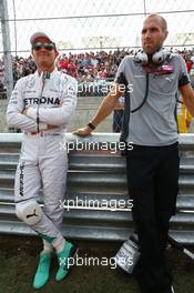 (L to R): Nico Rosberg (GER) Mercedes AMG F1 W05 Peter Windsor (AUS) Journalist Daniel Schloesser (GER) Mercedes AMG F1 Physio on the grid. 02.11.2014. Formula 1 World Championship, Rd 17, United States Grand Prix, Austin, Texas, USA, Race Day.