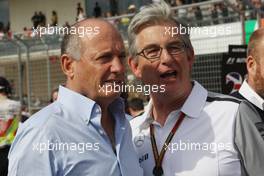 (L to R): Ron Dennis (GBR) McLaren Executive Chairman with Ekrem Sami (IRN) Mclaren Head of Marketing on the grid. 02.11.2014. Formula 1 World Championship, Rd 17, United States Grand Prix, Austin, Texas, USA, Race Day.