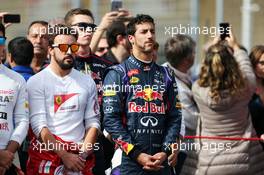 (L to R): Fernando Alonso (ESP) Ferrari with Daniel Ricciardo (AUS) Red Bull Racing on the grid. 02.11.2014. Formula 1 World Championship, Rd 17, United States Grand Prix, Austin, Texas, USA, Race Day.