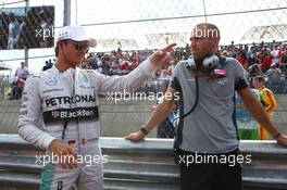 (L to R): Nico Rosberg (GER) Mercedes AMG F1 W05 Peter Windsor (AUS) Journalist Daniel Schloesser (GER) Mercedes AMG F1 Physio on the grid. 02.11.2014. Formula 1 World Championship, Rd 17, United States Grand Prix, Austin, Texas, USA, Race Day.