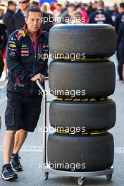 Red Bull Racing mechanic with Pirelli tyres. 01.11.2014. Formula 1 World Championship, Rd 17, United States Grand Prix, Austin, Texas, USA, Qualifying Day.