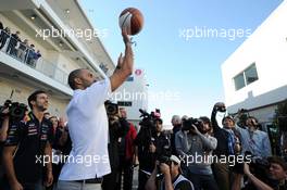 (L to R): Daniel Ricciardo (AUS) Red Bull Racing practices his basketball with Tony Parker (FRA) NBA Basketball Player. 01.11.2014. Formula 1 World Championship, Rd 17, United States Grand Prix, Austin, Texas, USA, Qualifying Day.