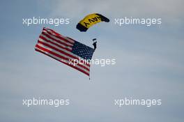 A parachutist with the USA flag. 02.11.2014. Formula 1 World Championship, Rd 17, United States Grand Prix, Austin, Texas, USA, Race Day.