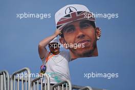 A fan with a big Lewis Hamilton (GBR) Mercedes AMG F1 head. 02.11.2014. Formula 1 World Championship, Rd 17, United States Grand Prix, Austin, Texas, USA, Race Day.