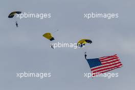 Parachutists. 02.11.2014. Formula 1 World Championship, Rd 17, United States Grand Prix, Austin, Texas, USA, Race Day.