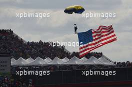 A parachutist with the US flag. 02.11.2014. Formula 1 World Championship, Rd 17, United States Grand Prix, Austin, Texas, USA, Race Day.