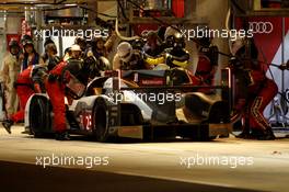 Pitstop, Marcel Fassler (SUI) / Andre Lotterer (GER) / Benoit Treluyer (FRA) #02 Audi Sport Team Joest Audi R18 e-tron quattro Hybrid 15.06.2014. Le Mans 24 Hour, Le Mans Race, France.