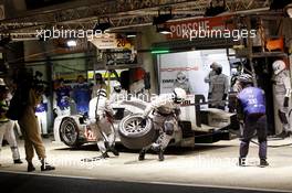 Pitstop, Timo Bernhard (GER) / Mark Webber (AUS) / Brendon Hartley (NZL) #20 Porsche Team Porsche 919 Hybrid 15.06.2014. Le Mans 24 Hour, Le Mans Race, France.