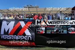 Max Verstappen (NLD) Scuderia Toro Rosso banners. 15.03.2015. Formula 1 World Championship, Rd 1, Australian Grand Prix, Albert Park, Melbourne, Australia, Race Day.