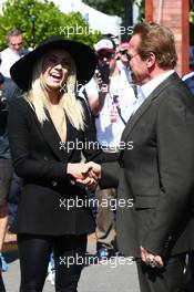 Arnold Schwarzenegger (USA) with Elyse Knowles (AUS) Australian GP Ambassador. 15.03.2015. Formula 1 World Championship, Rd 1, Australian Grand Prix, Albert Park, Melbourne, Australia, Race Day.